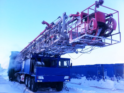 Low-temperature vehicle-mounted drilling and workover rig